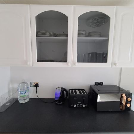 Ifield Roomz-Gatwick-London-Airport Parking-Travel Service מראה חיצוני תמונה