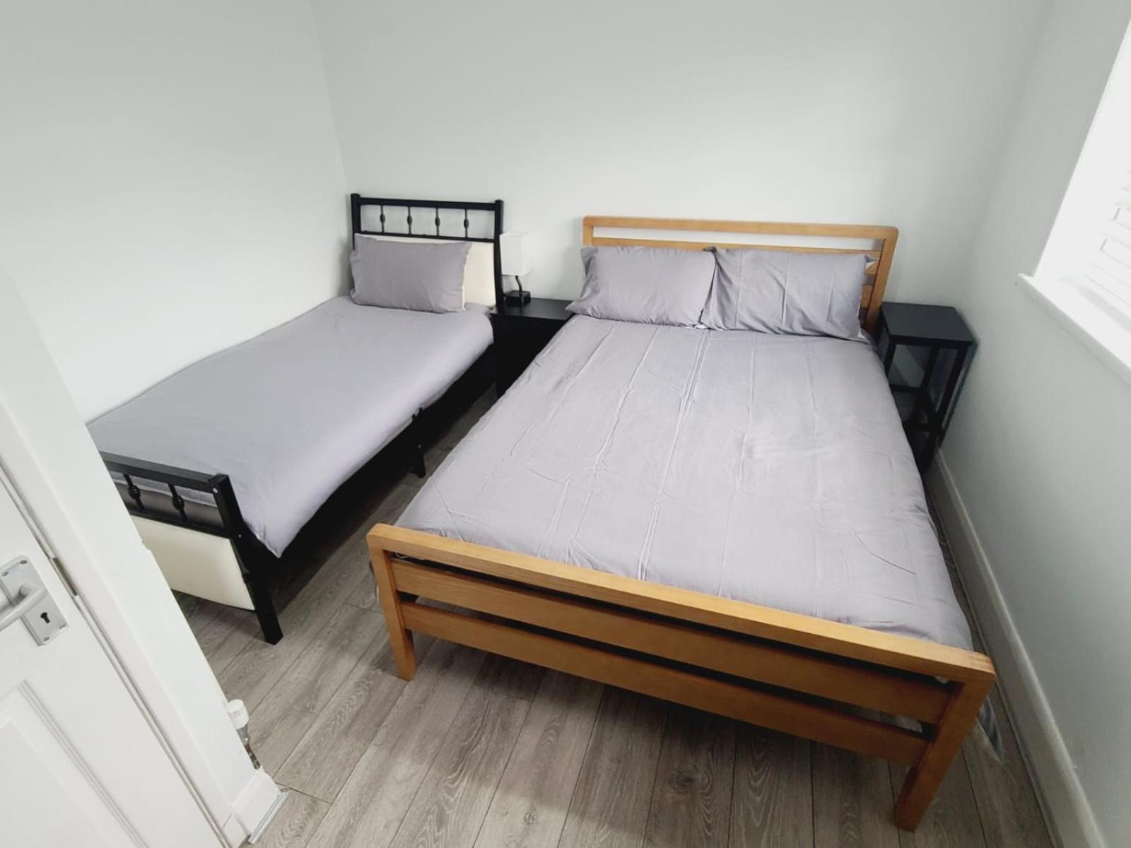 Ifield Roomz-Gatwick-London-Airport Parking-Travel Service מראה חיצוני תמונה