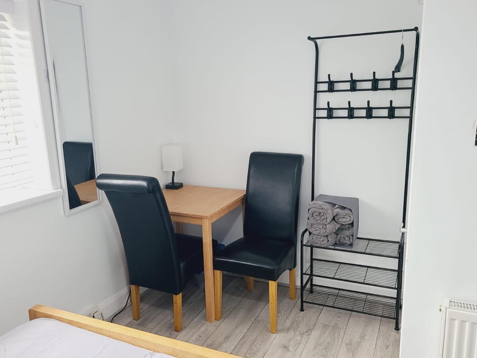 Ifield Roomz-Gatwick-London-Airport Parking-Travel Service מראה חיצוני תמונה