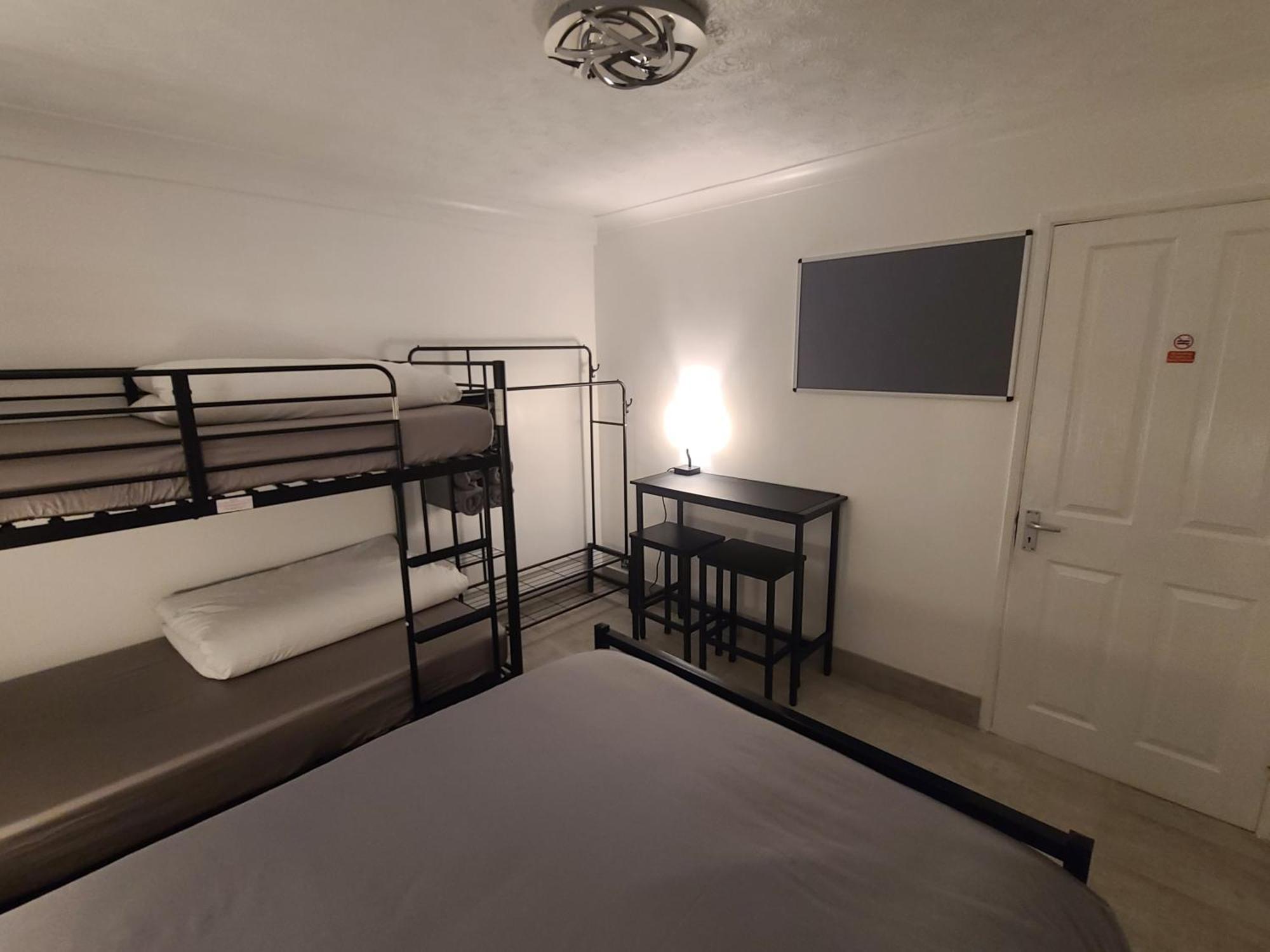 Ifield Roomz-Gatwick-London-Airport Parking-Travel Service מראה חיצוני תמונה